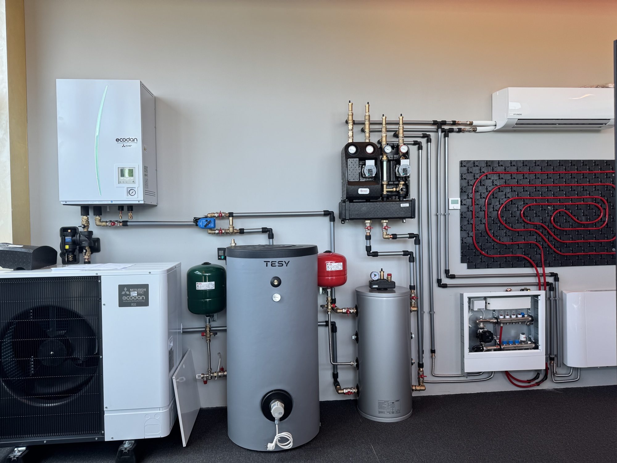 Izložbena strojarnica u radu: Mitsubishi Electric Ecodan, spremnik, hidraulika i podno grijanje