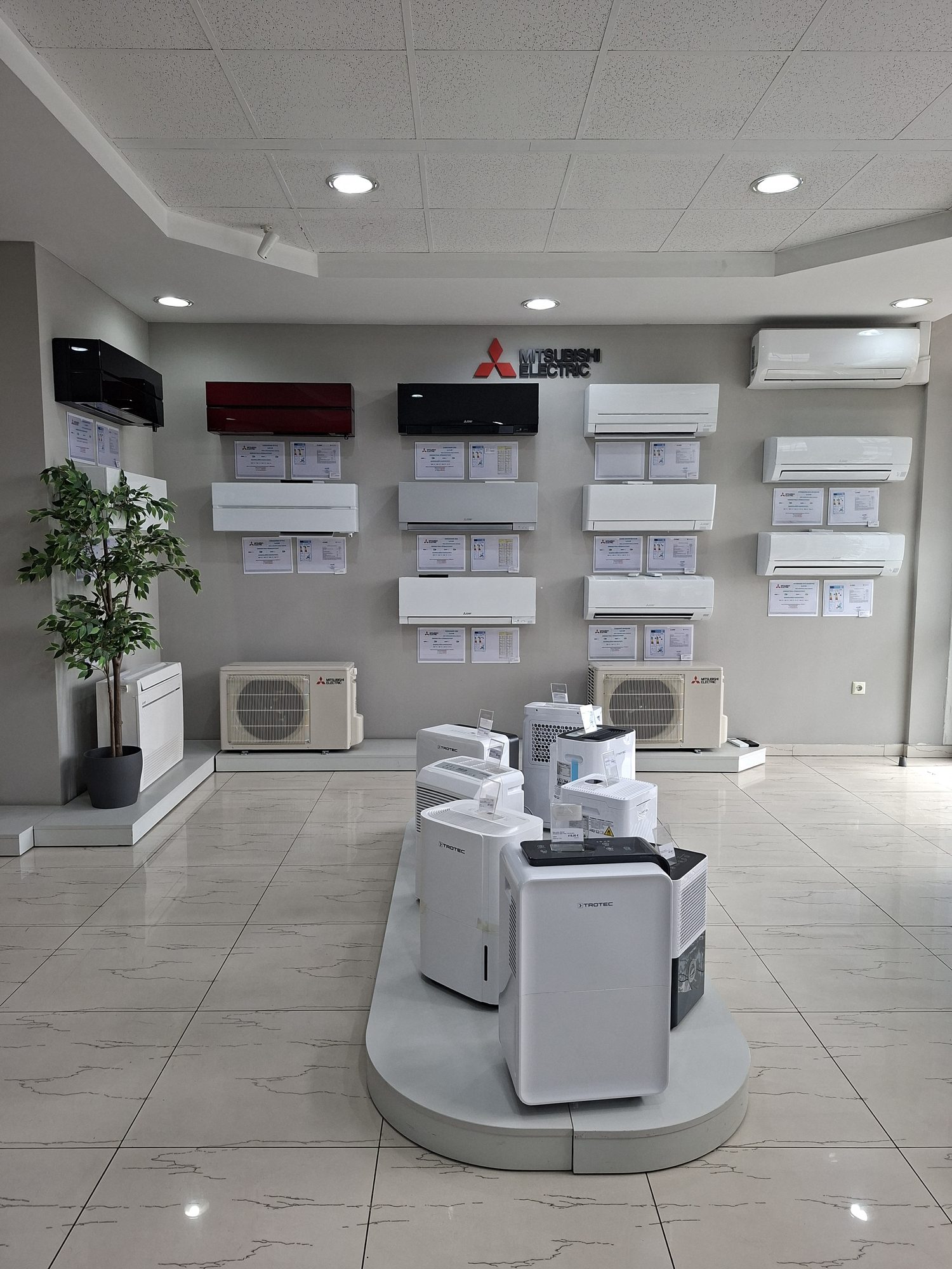 Izložbeni salon s Mitsubishi Electric klima uređajima i Trotec odvlaživačima